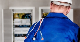 Techniker überprüft die betrieblichen Anlagen