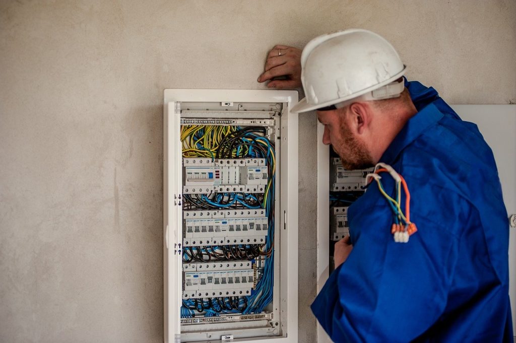 Elektriker überprüft eine elektrische Anlage nach der DGUV V3 Elektriker überprüft eine elektrische Anlage nach der DGUV V3