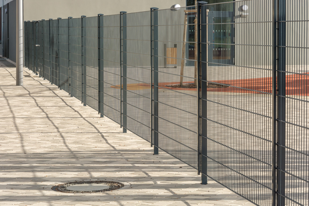 Moderner Metallzaun aus Einstabmatten zur sicheren Einzäunun