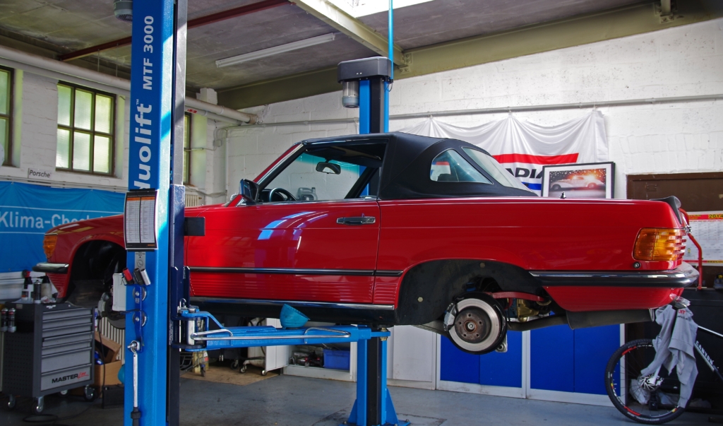 Auto auf einer Hebebühne Auto auf einer Hebebühne