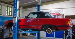 Auto auf einer Hebebühne