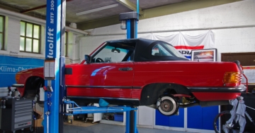 Auto auf einer Hebebühne